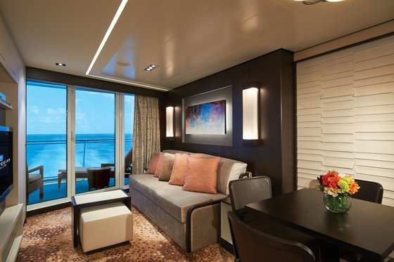 The Haven Penthouse s hlavní ložnicí a balkonem na zádi, obývací část - Norwegian Escape