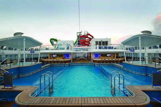 Waves Pool Bar - Norwegian Getaway